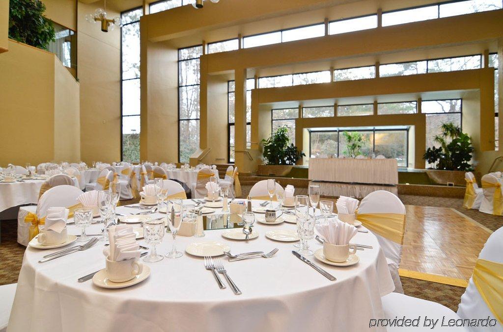 Clock Tower Resort And Conference Center - Рокфорд Экстерьер фото